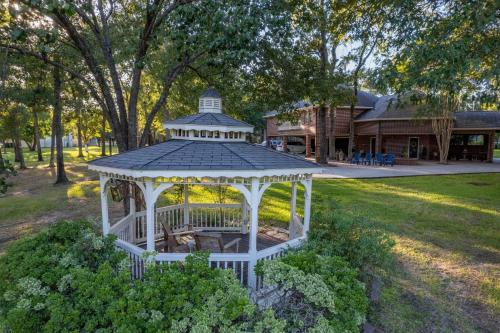 Relaxing Two-Bedroom Apartment or Studio on 13 Beautiful Wooded Acres In A Quiet Neighborhood in Tomball, USA