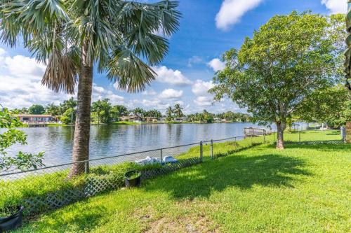 Private Lakefront Home in Miami/Pembroke in Pembroke Pines, USA