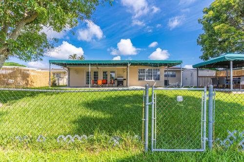 Private Lakefront Home in Miami/Pembroke in Pembroke Pines, USA