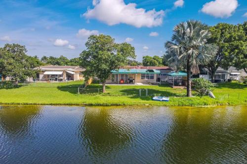 Private Lakefront Home in Miami/Pembroke in Pembroke Pines