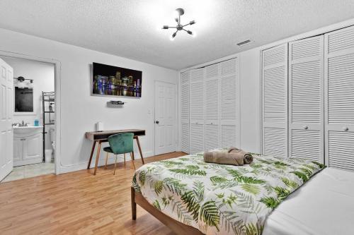 Guestroom, Private Lakefront Home in Miami/Pembroke in Pembroke Pines