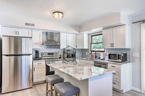 Bright Toledo Duplex, Close to Parks and Trails in Toledo, USA
