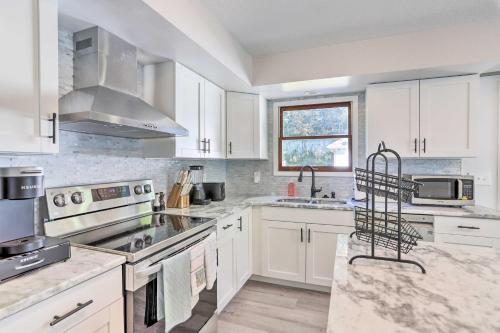 Bright Toledo Duplex, Close to Parks and Trails in Toledo, USA