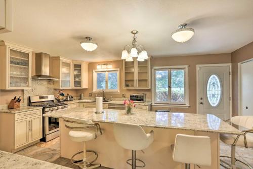 Toledo Home with Direct Golf Course Access! in Toledo, USA