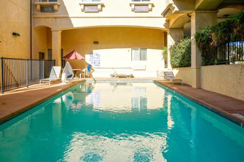 Swimming pool, Lamplighter Inn & Suites in San Luis Obispo (CA)