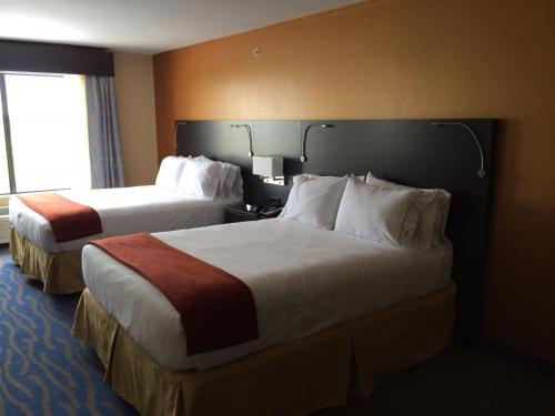 2 queen beds