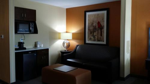 Holiday Inn Express & Suites St Louis Airport, an IHG Hotel