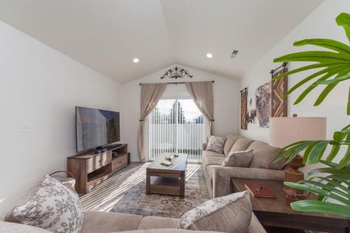 Modern Decor & Style KING bed Wifi with Garage, Spokane