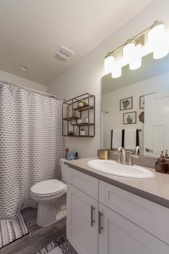 Modern Decor & Style KING bed Wifi with Garage, Spokane (fotografie 10)