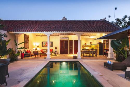 Villa Tahi - Stylish luxury, tranquil location, walk to beach