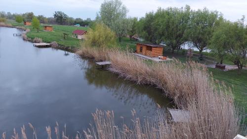 Rybník Biel- Bélyi Horgásztó Drevené chaty - Faházak (Rybnik Biel- Belyi Horgaszto Drevene chaty - Fahazak) in Vinicky