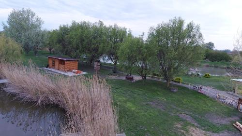 Rybník Biel- Bélyi Horgásztó Drevené chaty - Faházak (Rybnik Biel- Belyi Horgaszto Drevene chaty - Fahazak) in Vinicky
