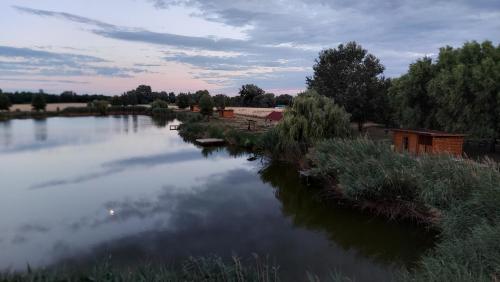 Rybník Biel- Bélyi Horgásztó Drevené chaty - Faházak (Rybnik Biel- Belyi Horgaszto Drevene chaty - Fahazak) in Vinicky