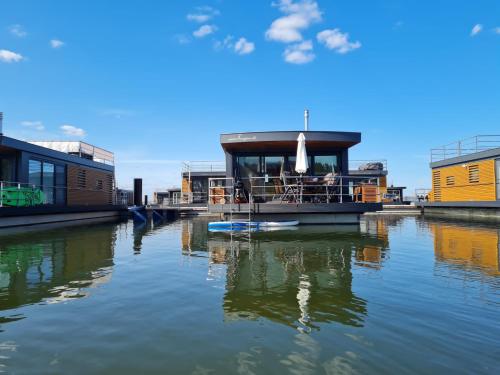 4tempus- Das schwimmende Haus am Bärwalder See