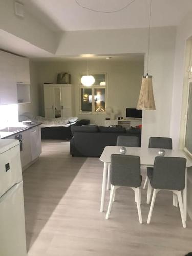 Valoisa avara yksiö loistavalla sijannilla - Apartment - Rauma