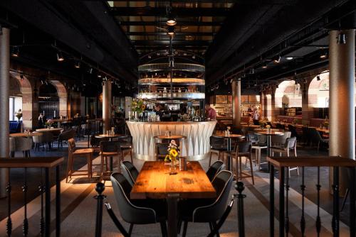 Bar/Lounge, Heavens Hotel in Buurt 10 01