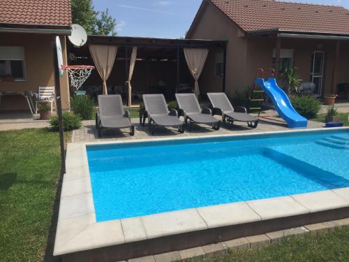 Szabadtéri fürdő, Kökszi Beach Nyaralóházak (Kokszi Beach Nyaralohazak) in Balatonszabadi