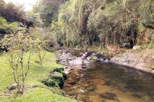 Lindo REFÚGIO ao lado do rio, em Anitápolis