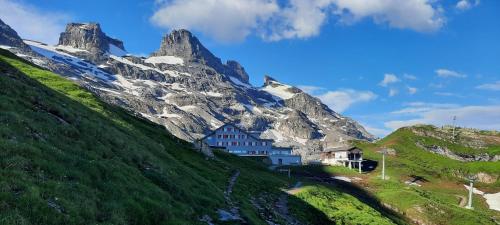 Foto 1: Berghotel Jochpass - Wandern Biken Geniessen - 2222müM