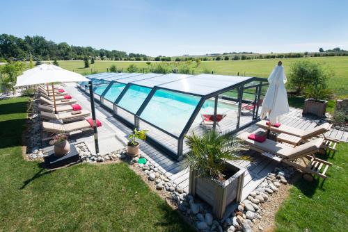 Swimming pool, Gite Domaine de Nazere in Avezan