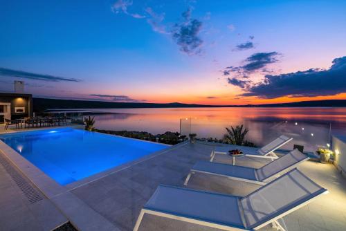 Luxury Villa Novita with Pool - Accommodation - Novigrad Dalmatia