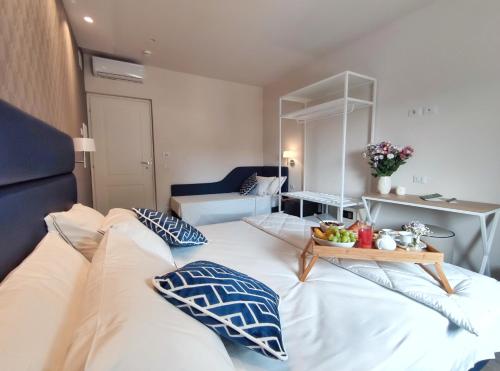1 queen bed, 1 twin bed