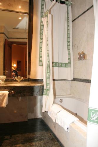 Hostal Paris - image 12