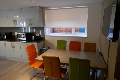 Photo 4 of Immaculate 12-Bed House Good Amenities In Wigan
