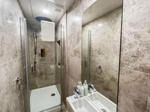 Spacious Flat Sleeps 8 near Princes Street