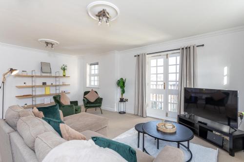 OnPoint -Spacious 3 Bedroom Apt With Parking!