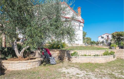 Gorgeous Apartment In Musalez With Kitchen