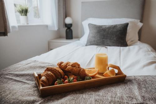 Lovely Modern 2 Bed City Centre Apartment with FREE parking - Double or Twin Beds Available in Heath Town