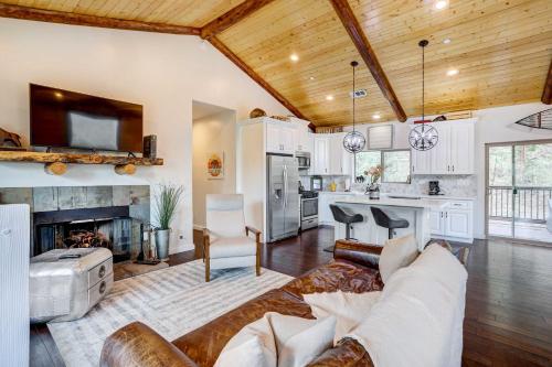 Custom-Built Big Bear Home with Pool Table and Kayaks! in Big Bear Lake, USA