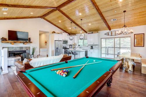 Custom-Built Big Bear Home with Pool Table and Kayaks! in Big Bear Lake, USA