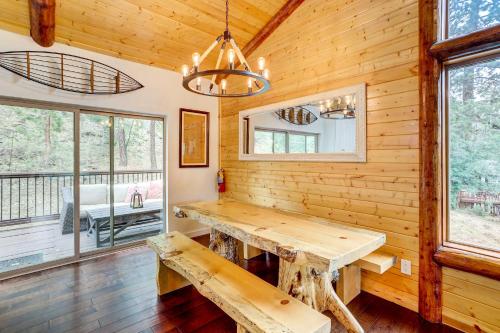 Custom-Built Big Bear Home with Pool Table and Kayaks! in Big Bear Lake, USA