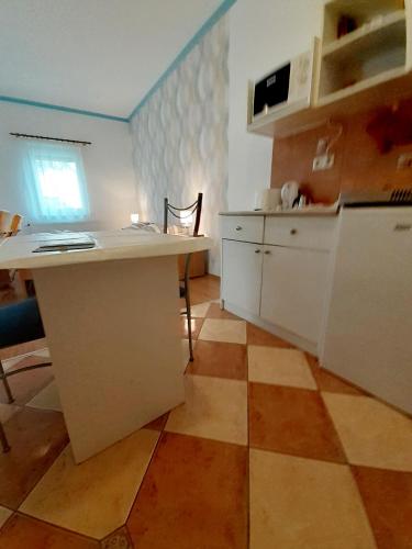 Petra Apartmanhaz in Kehidakustanija