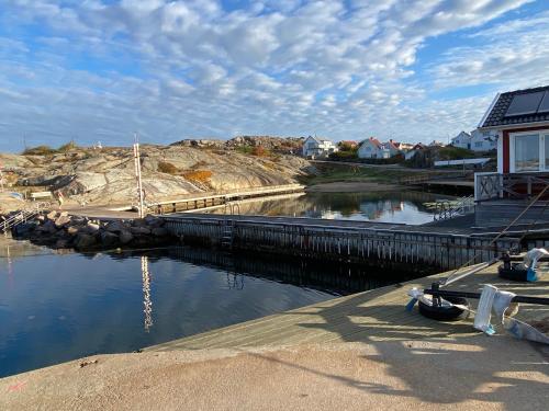 Mitt i gamla genuina Skärhamn