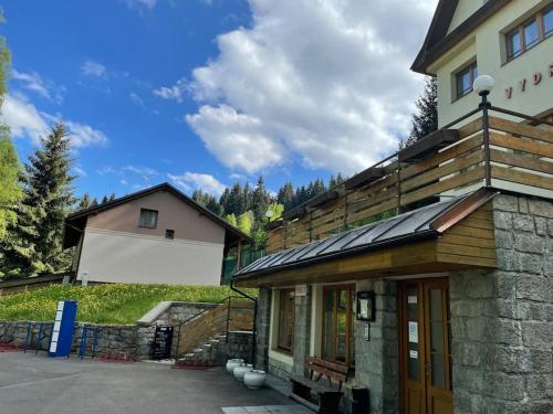 Srní-Modrý podkroví byt /dvojdomek u hotelu Vydra (Srni-Modry podkrovi byt /dvojdomek u hotelu Vydra) in 簡妮