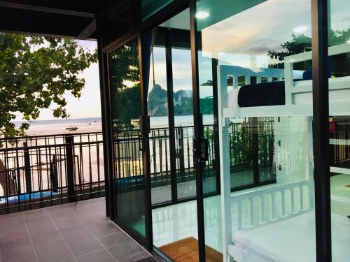 where to stay in Krabi: Dee Dee Seafront Hostel, Phi Phi Islands
