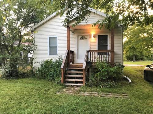 Relaxing Cottage by the Lake and Parking in Pontiac, USA