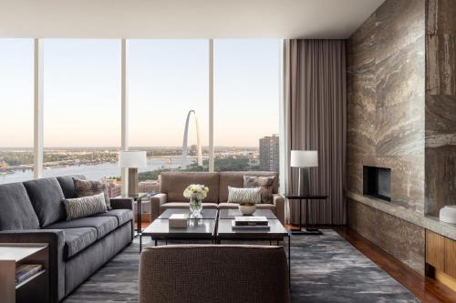 401325140 Four Seasons St. Louis