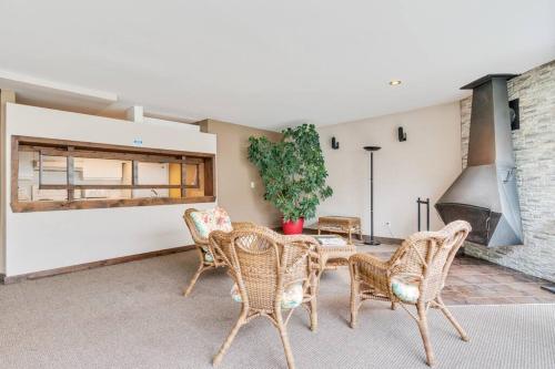 Közös társalgó / TV, Initial / Loft de la montagne / MSA in Beaupre (Québec)