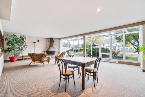 Közös társalgó / TV, Initial / Loft de la montagne / MSA in Beaupre (Québec)