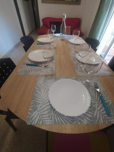 Céntrico piso con aparcamiento gratuito Céntrico piso con aparcamiento gratuito