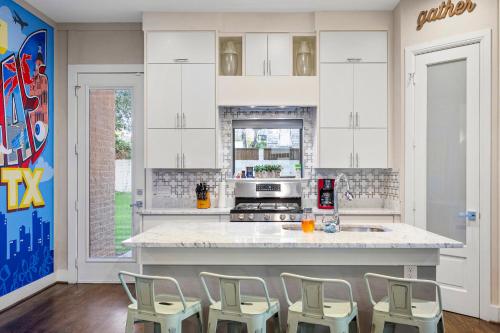 9 Minutes to Downtown Dallas - 1000mbps - King Suite - 58 in TV - Games in Dallas, USA