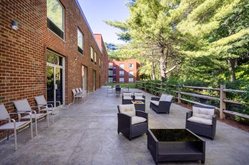 Standard King Room with Mobility Accessible Tub