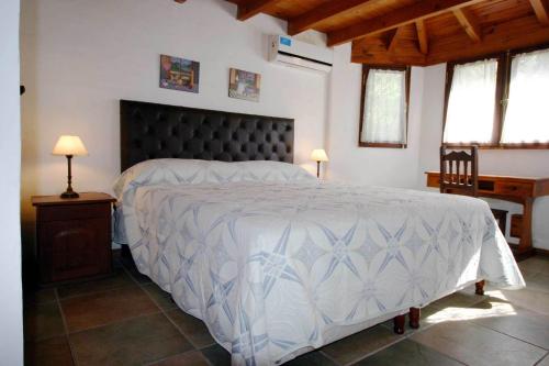1 king bed, 4 twin beds