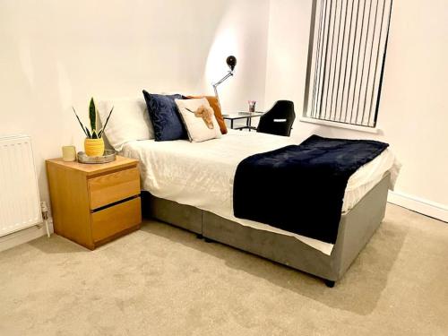 Brilliant 12 person apartment with free parking and Sefton Park!