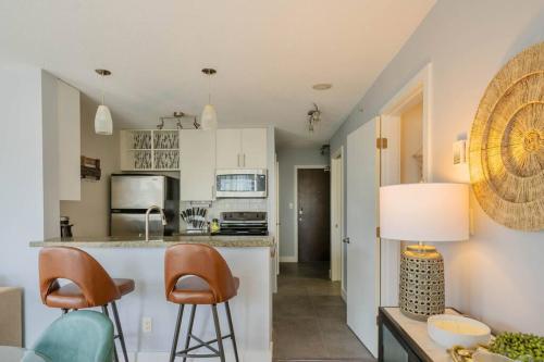Downtown King Suite-Surround Views-Pool/Gym/Parkng - image 2