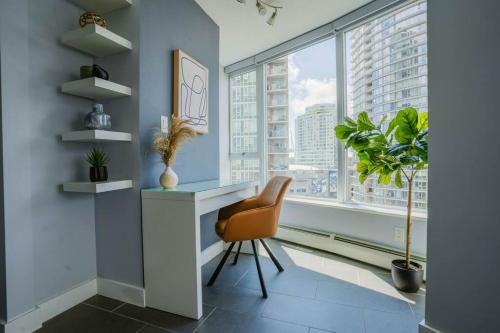 Downtown King Suite-Surround Views-Pool/Gym/Parkng - image 4